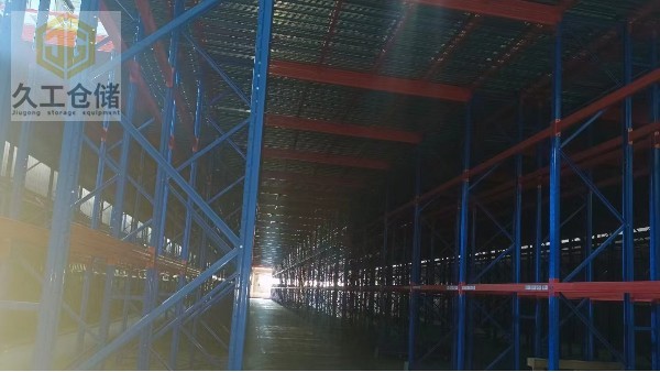 重型倉儲(chǔ)層板貨架的特點(diǎn)有哪些？南京久工倉儲(chǔ)設(shè)備來分析！