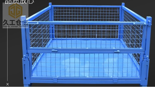 金屬周轉(zhuǎn)箱也稱(chēng)金屬周轉(zhuǎn)框，可折疊網(wǎng)箱，鋼制料箱，金屬箱折疊金屬周轉(zhuǎn)筐，馬蹄形網(wǎng)格料箱，金屬物流周轉(zhuǎn)箱，鐵框周轉(zhuǎn)箱，鋼制料框，了解更多關(guān)注南京久工倉(cāng)儲(chǔ)設(shè)備！